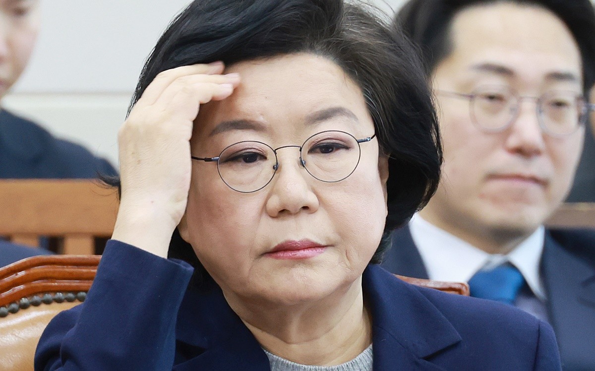 이혜훈 기획예산처 장관 후보자가 23일 서울 여의도 국회에서 열린 인사청문회에 출석해 머리카락을 쓸어넘기고 있다. 자료 사진. 이 후보자는 결혼한 장남을 위장 미혼으로 부양가족 수를 늘린 뒤 서울 반포동 래미안 원펜타스 청약에 당첨됐다는 의혹에 입장을 밝혔다. 이 후보는 장남 부부가 이혼 위기라 혼인 신고를 하지 못했다는 취지로 해명했다. / 뉴스1