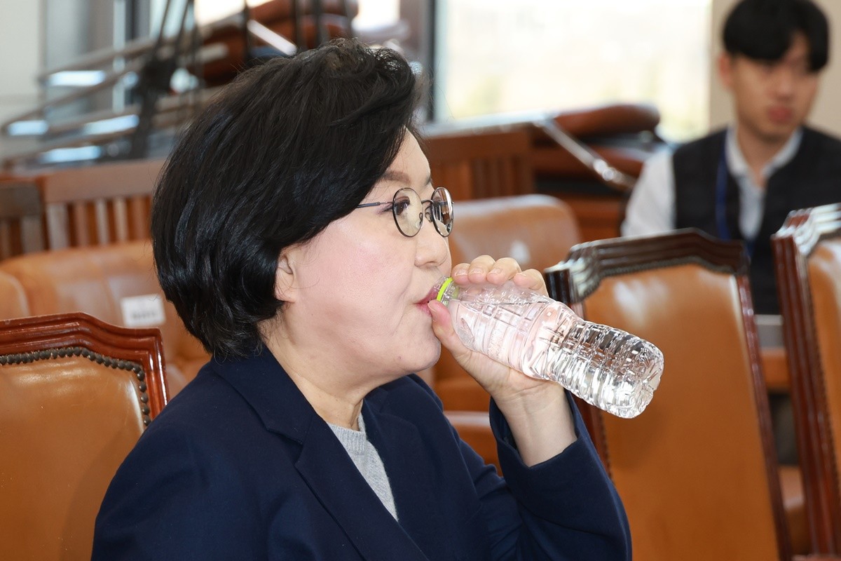 이혜훈 기획예산처 장관 후보자가 23일 서울 여의도 국회에서 열린 인사청문회에 출석해 물을 마시고 있다. 자료 사진. 이 후보자는 현재는 장남 부부 사이가 다시 회복된 것이냐는 질의에는 '정말 모든 사람이 많은 노력을 했다'라며 '그때는 깨졌다고 판단했다'라고 답했다. / 뉴스1
