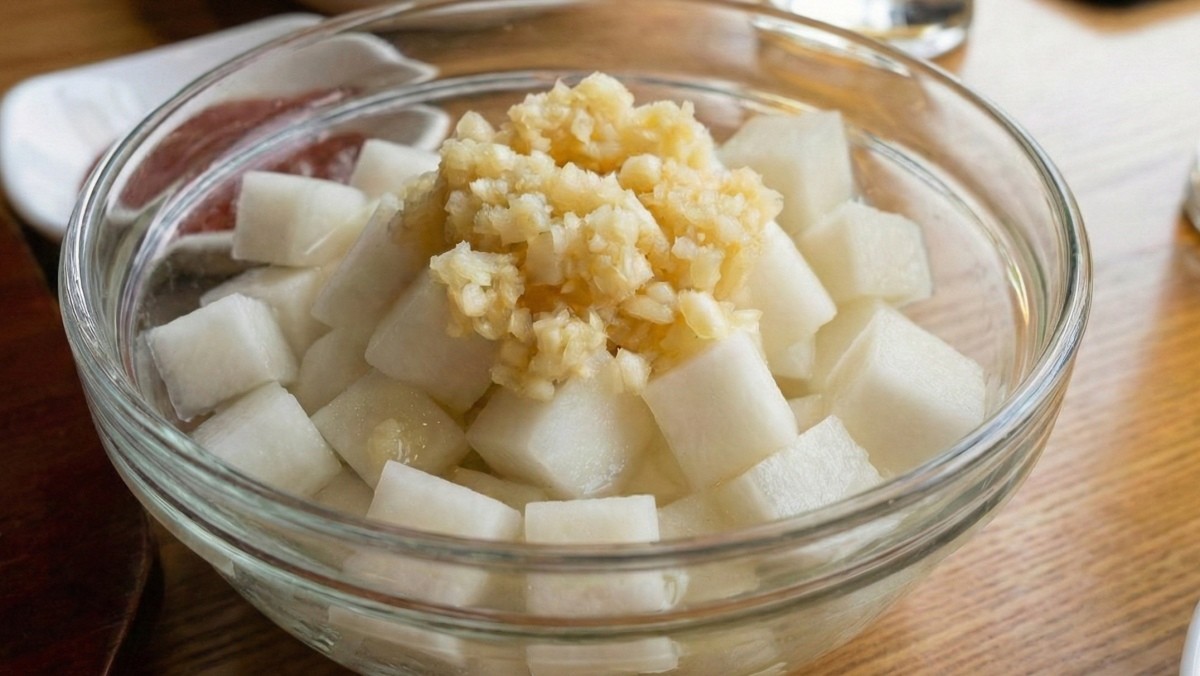 기사를 바탕으로 AI가 생성한 자료사진. 치킨무는 간단한 양념재료를 통해 깍두기처럼 만들어 먹을 수 있다.