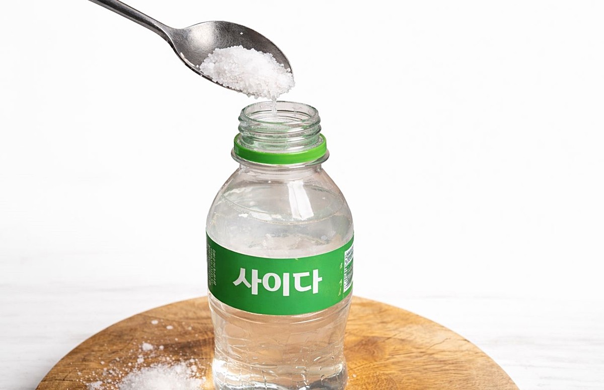 사이다에 소금을 넣는 모습. 기사 이해를 돕기 위해 AI를 활용해 제작한 자료 사진입니다. 실제 모습과 다소 차이가 있을 수 있습니다.