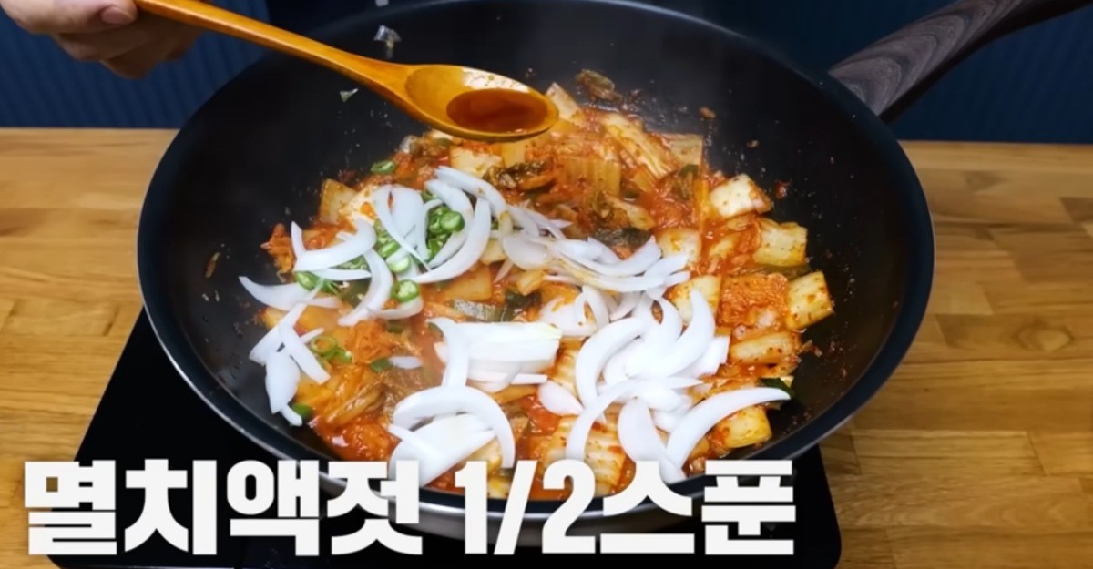 멸치액젓을 넣는 모습 / 유튜브 '김대석 셰프 TV'