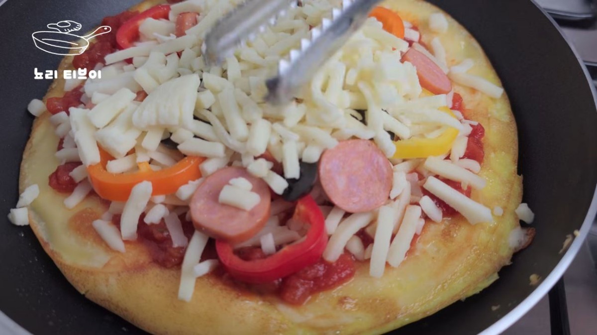 여러가지 토핑을 얹는 모습. / 유튜브 '뇨리 티브이'