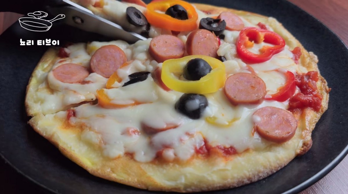 완성된 '만두피 계란 피자'. / 유튜브 '뇨리 티브이'