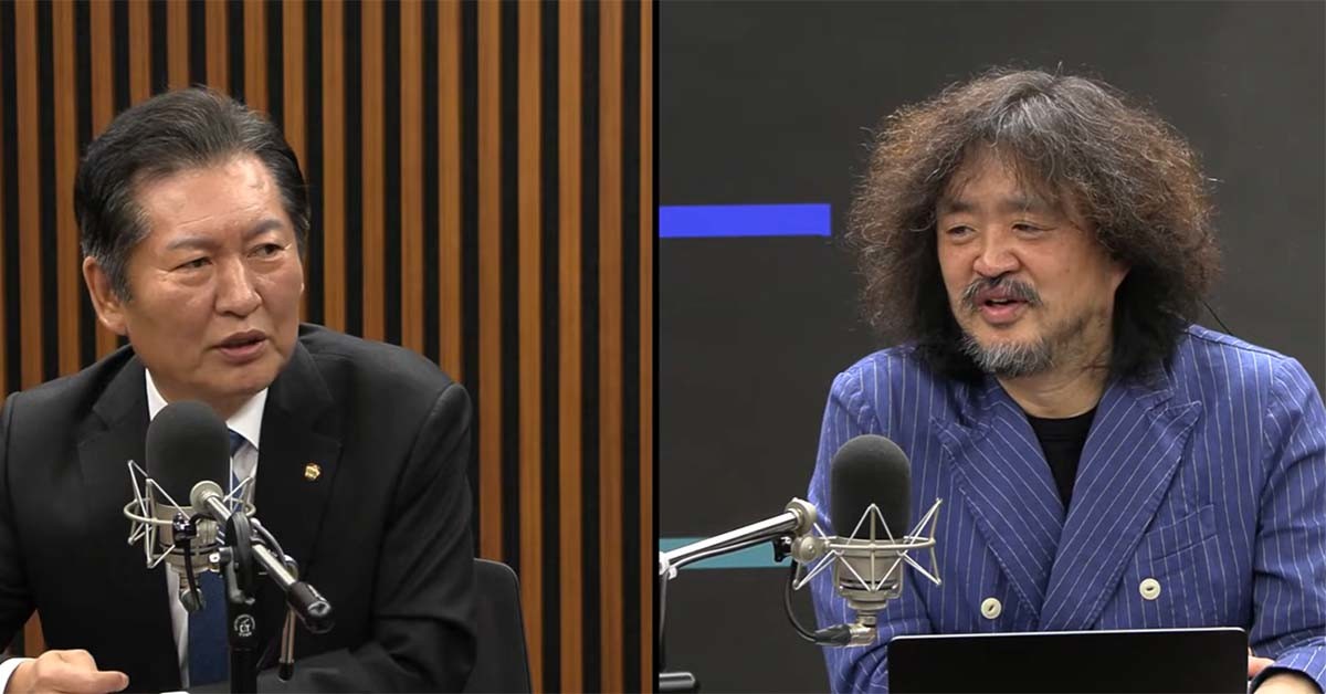 정청래(왼쪽) 더불어민주당 대표와 김어준씨. / '김어준의 겸손은힘들다 뉴스공장' 유튜브