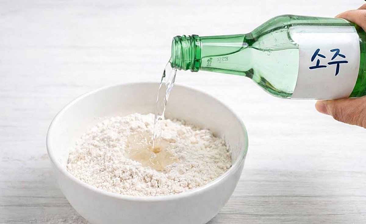 밀가루에 소주를 넣는 모습. 기사 이해를 돕기 위해 AI를 활용해 제작한 자료 사진입니다. 실제 모습과 다소 차이가 있을 수 있습니다.