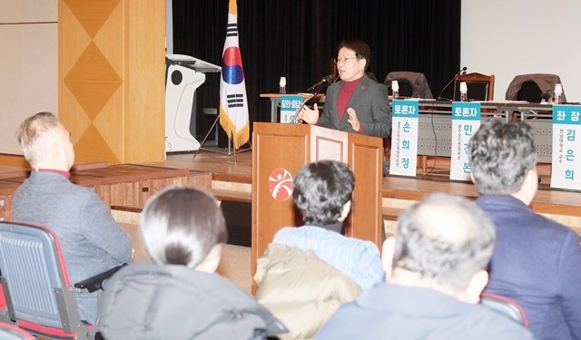 강기정 광주광역시장이 23일 오전 5·18기념문화센터 대동홀에서 열린 ‘복합쇼핑몰 출점 관련 대시민 공개토론회’에 참석해 인사말을 하고 있다./광주광역시 제공