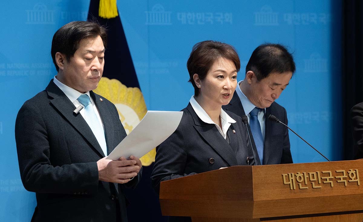 이언주, 황명선, 강득구 더불어민주당 최고위원이 23일 서울 여의도 국회 소통관에서 정청래 대표의 조국혁신당과의 합당 제안과 관련해 규탄 및 사과를 촉구하는 기자회견을 하고 있다. / 뉴스1