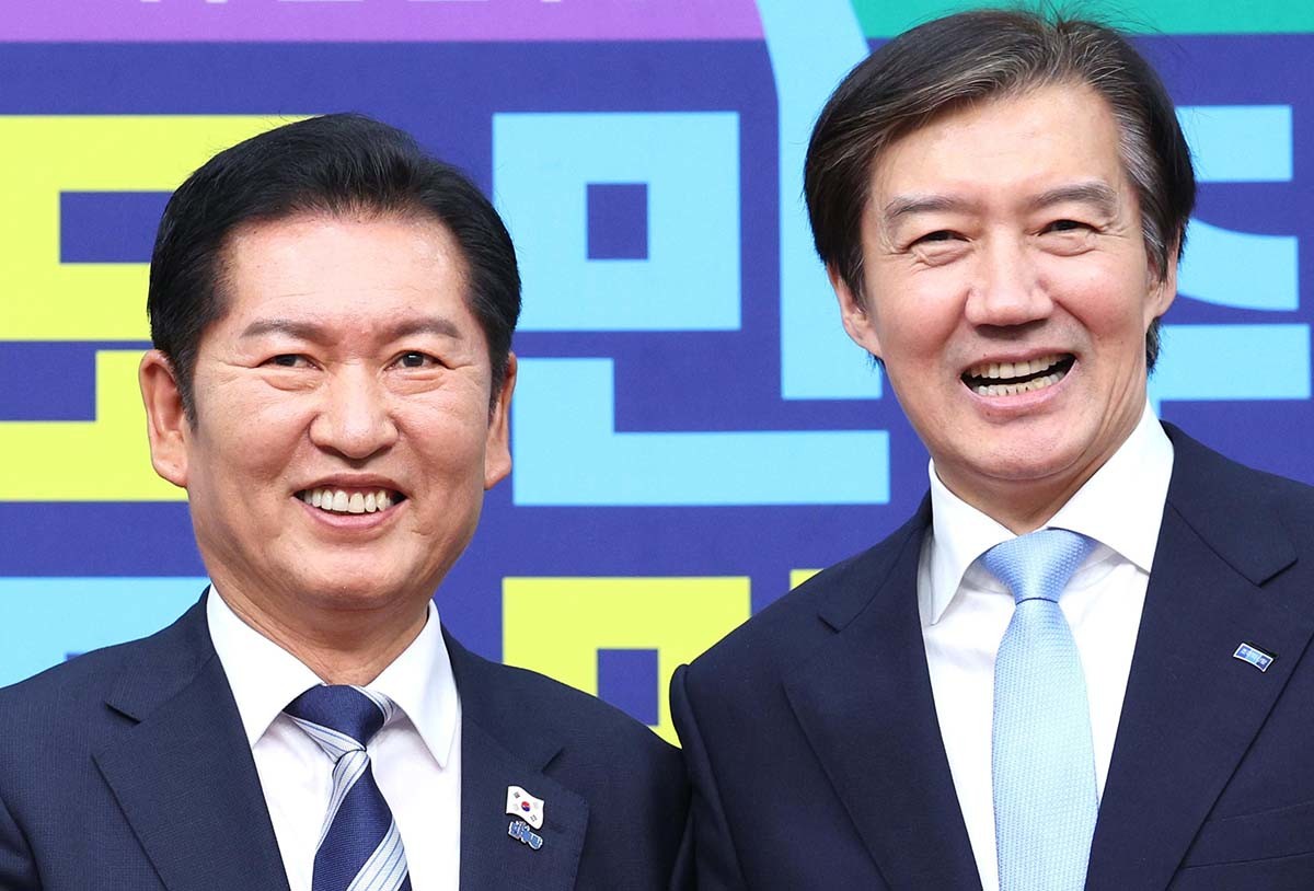 정청래(왼쪽) 더불어민주당 대표와 조국 조국혁신당 대표. / 뉴스1