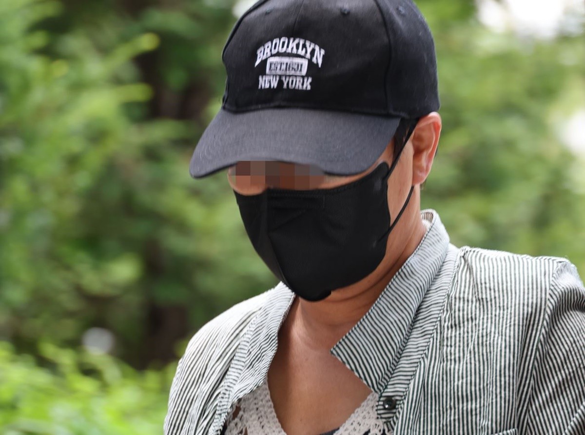 강화도에 있는 한 카페에서 남편의 중요 부위를 자른 혐의를 받는 50대 아내 모습. 자료 사진 / 연합뉴스