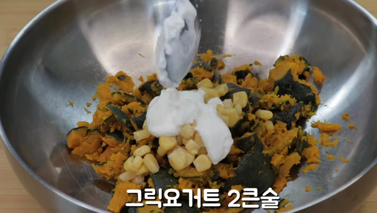 단호박에 그릭요거트를 넣는 모습 / 유튜브 '쿠킹옥'