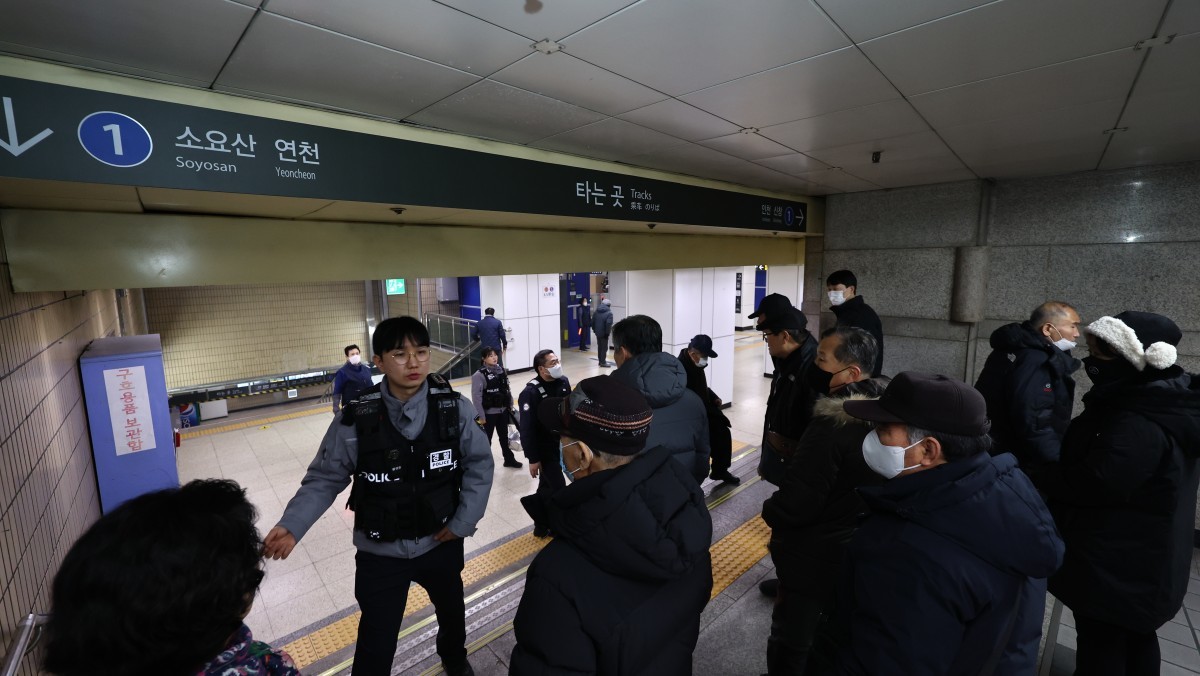 23일 오후 서울지히철 1호선 종로3가역에서 발생한 화재로 경찰이 승객의 승강장 진입을 통제하고 있는 모습. / 뉴스1