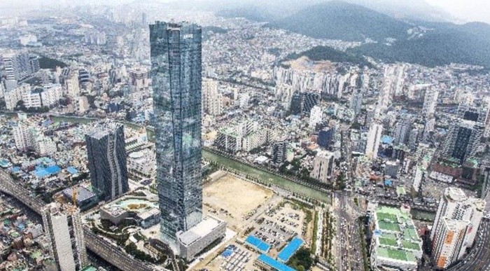 부산 남구 국제금융센터에 본사를 둔 '주택도시보증공사(HUG)'가 지역 인재 의무 채용 제도를 사실상 무력화한 채 채용을 운영해 온 사실이 감사원 감사를 통해 드러났다. / 사진제공=위키트리DB