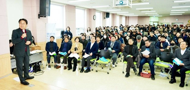 강기정 광주광역시장이 23일 (재)광주기후에너지진흥원 다목적실에서 열린 ‘광주·전남 행정통합 환경분야 시민공청회’에 참석해 기후위기 시대에 광주전남 통합이 나아가야 할 환경정책 방향을 환경 단체·기관·활동가 등과 공유하고 있다./광주광역시 제공