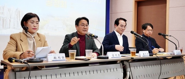 강기정 광주광역시장이 23일 (재)광주기후에너지진흥원 다목적실에서 열린 ‘광주·전남 행정통합 환경분야 시민공청회’에 참석해 기후위기 시대에 광주전남 통합이 나아가야 할 환경정책 방향을 환경 단체·기관·활동가 등과 공유하고 있다./광주광역시 제공