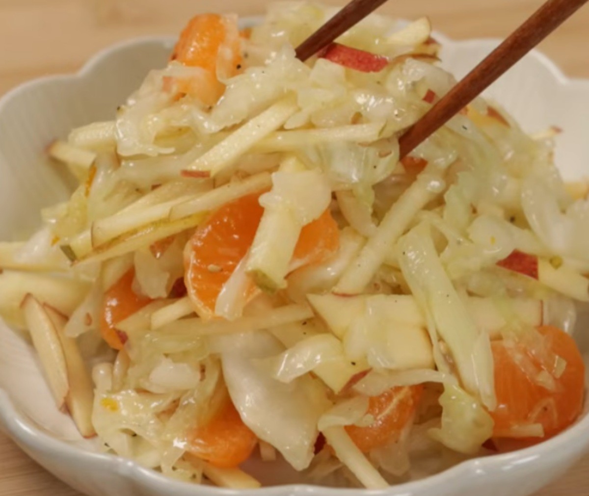 완성된 귤 양배추 샐러드 / 유튜브 '맛난메뉴'