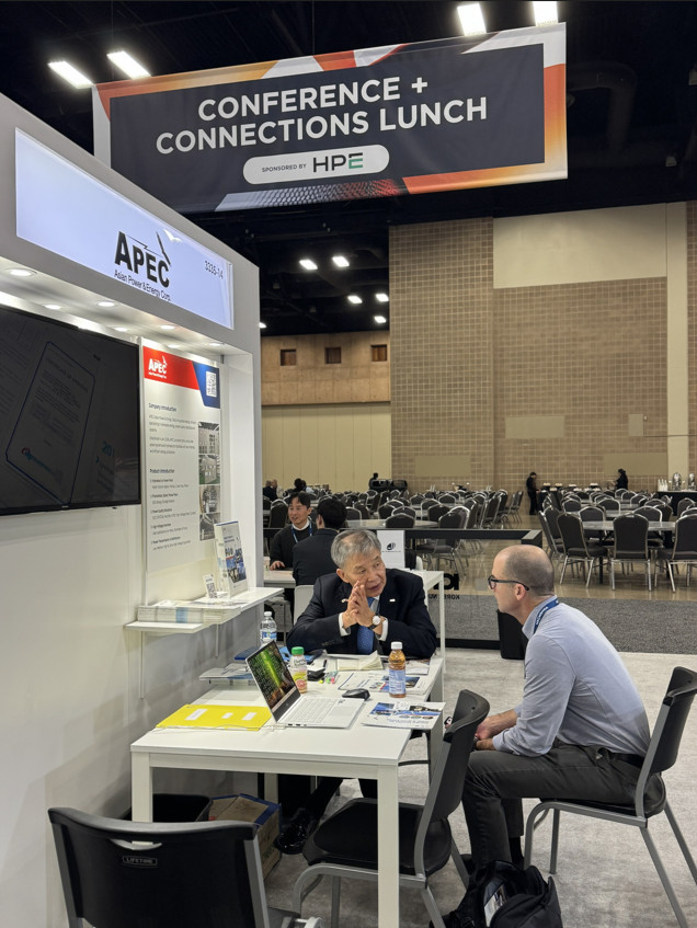 미국 바이어가 협력기업 부스에 방문해 상담을 받고 있다 / 한국수력원자력