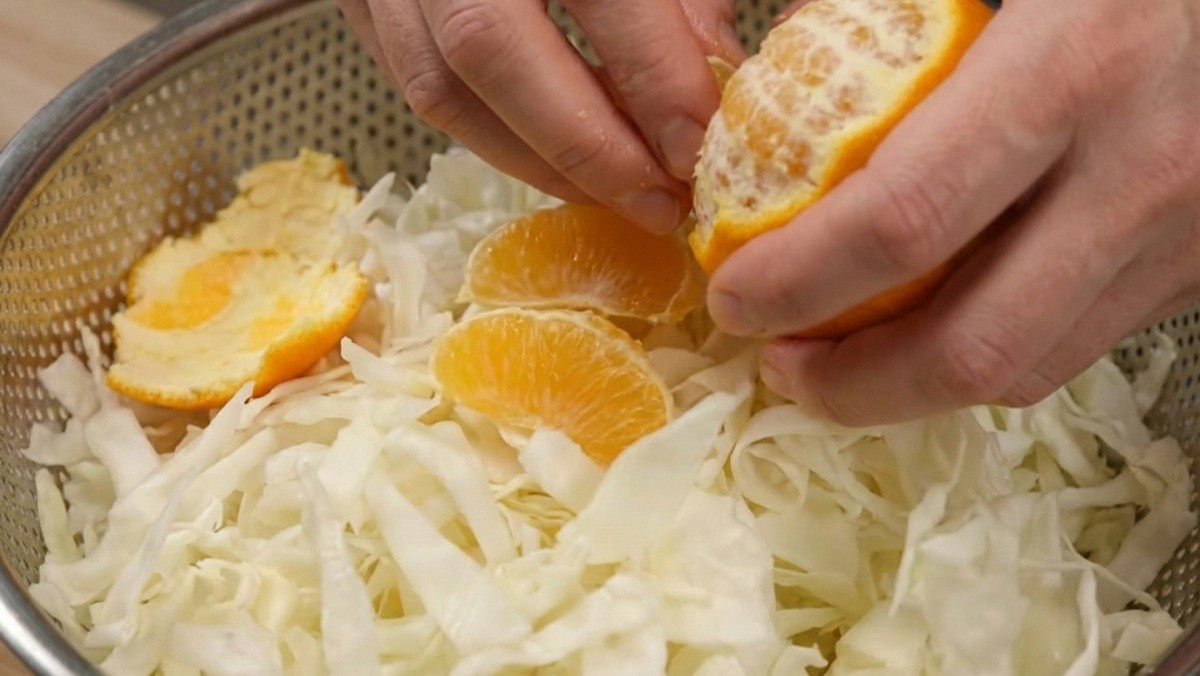 양배추에 귤을 섞는 모습 / 기사 내용 이해를 돕기 위해 제작한 AI 이미지