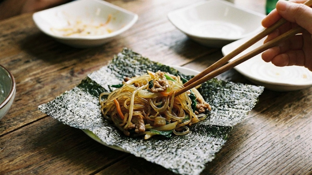 김 위에 잡채가 올라간 모습 / 기사 내용을 바탕으로 제작한 AI 이미지