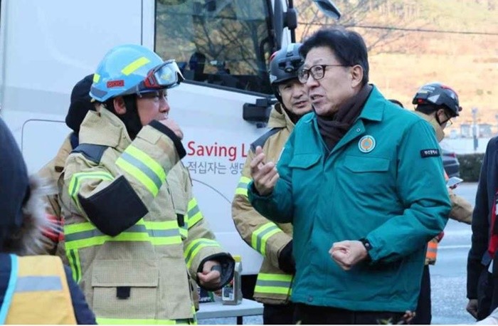 박형준 부산시장은 오늘(22일) 오전 8시 기장군 산불 진화 현장을 찾아 진화 상황을 점검하고 신속한 산불 진화를 당부하며 진화 작업에 투입된관계자들을 격려했다. / 사진제공=부산시