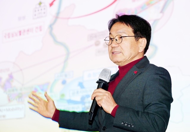 강기정 광주광역시장이  23일 오후 광산구청 윤상원홀에서열린 '광주전남 통합 광산권역 시민공청회'에 참석해 광주전남 통합 추진 경과 및 향후 일정 등을 공유하고 있다. /광주광역시 제공