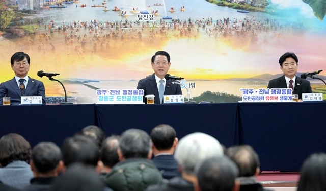 김영록 전라남도지사가 23일 장흥군민회관 대회의실에서 열린 광주·전남 행정통합 도민공청회에서 주민들의 질문에 답변하고 있다.