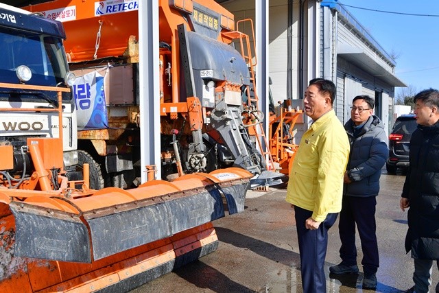 김한종 장성군수가 22일 제설기지를 찾아 장비와 자재를 살펴보고 있다. 장성군 제공