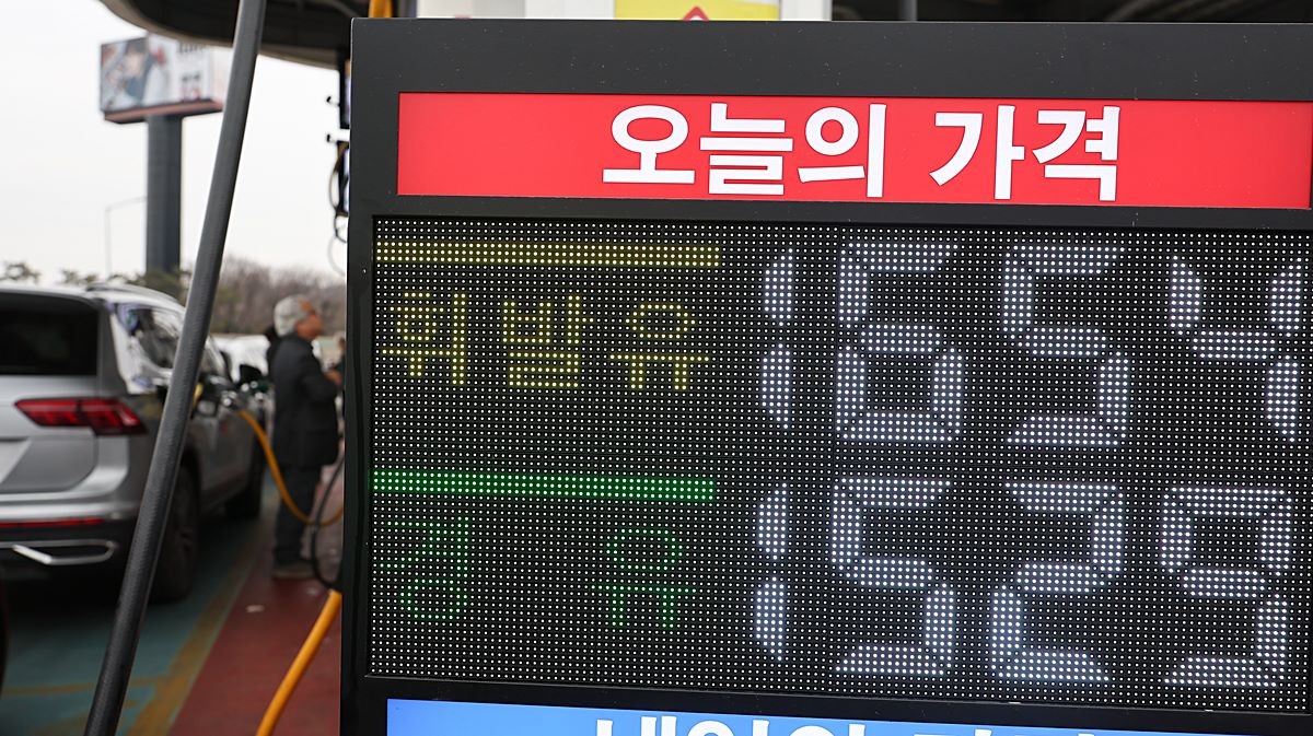 18일 서울 서초구 경부고속도로 만남의광장 휴게소 내 주유소에서 운전자들이 주유를 하고 있다. 기사 이해를 돕기 위한 자료 사진 / 뉴스1