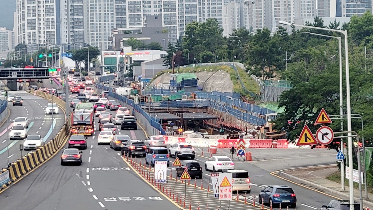 '만덕~센텀 고속화도로' 공사 자료사진. 부산의 첫 대심도 지하도로인 '만덕∼센텀 고속화도로'가 2월 10일 개통을 앞두고 있다. 시민들은 10일 자정부터 도로 이용이 가능하다. 통행요금은 출퇴근 시간대 소형차 기준으로 2500원, 그 외는 1600원, 심야는 1100원으로 확정됐다. / 연합뉴스