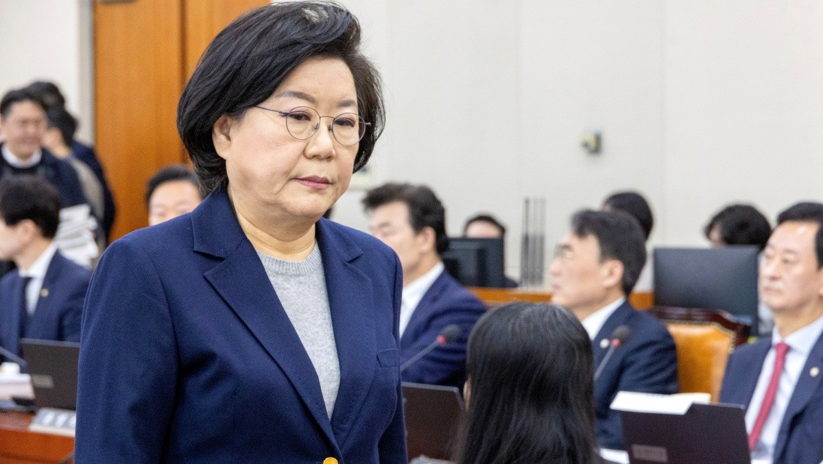 이혜훈 기획예산처 장관 후보자가 이달 23일 서울 여의도 국회에서 열린 제431회국회(임시회) 재정경제기획위원회 인사청문회에 출석 선서문을 임이자 위원장에게 제출한 뒤 자리로 향하고 있다. / 뉴스1