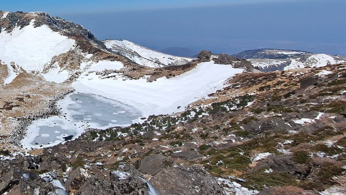 멸종위기종 '한라솜다리'의 자생지로 꼽히는 한라산 백록담 자료사진. (실제 발견 장소와 직접적인 연관은 없음을 밝힙니다.) / 한라산국립공원 제공