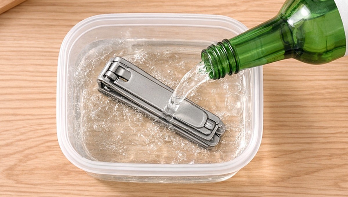 손톱깎이에 소주를 붓는 모습. 기사 이해를 돕기 위해 AI를 활용해 제작한 자료 사진입니다. 실제 모습과 다소 차이가 있을 수 있습니다.