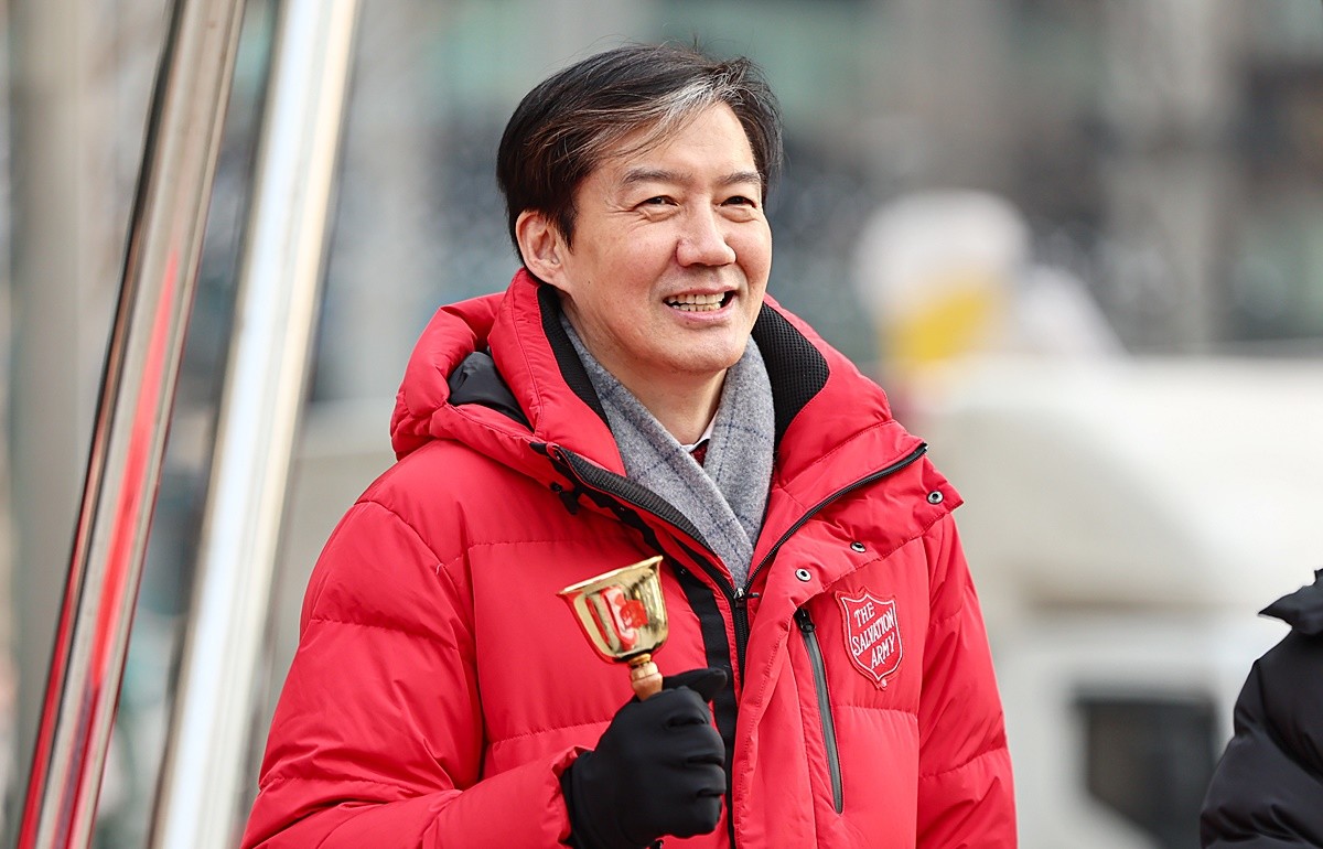 조국 조국혁신당 대표가 서울 청계광장 인근에서 구세군 자선냄비 봉사활동을 하고 있다. 자료 사진 / 뉴스1