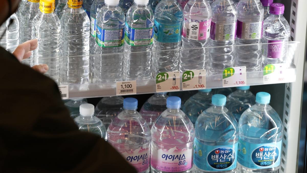 서울의 한 편의점에 진열된 생수 / 연합뉴스