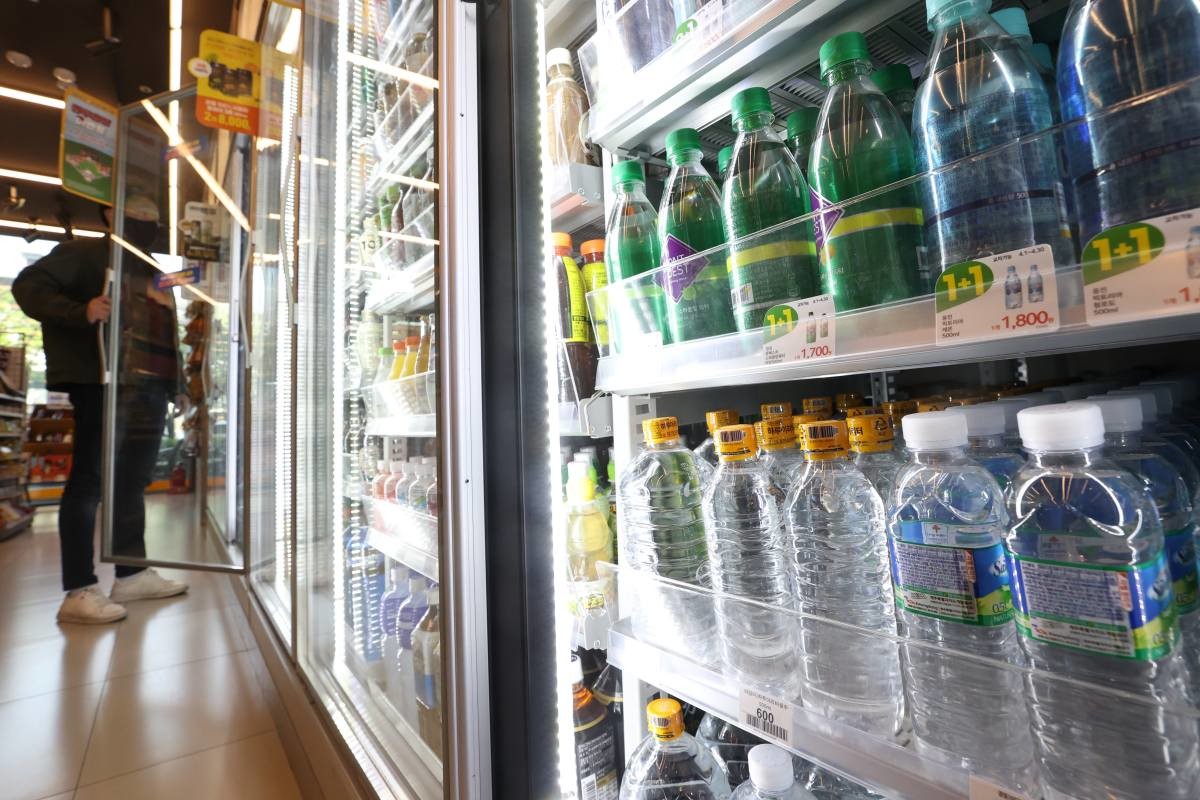 서울의 한 편의점에 진열된 생수 / 연합뉴스