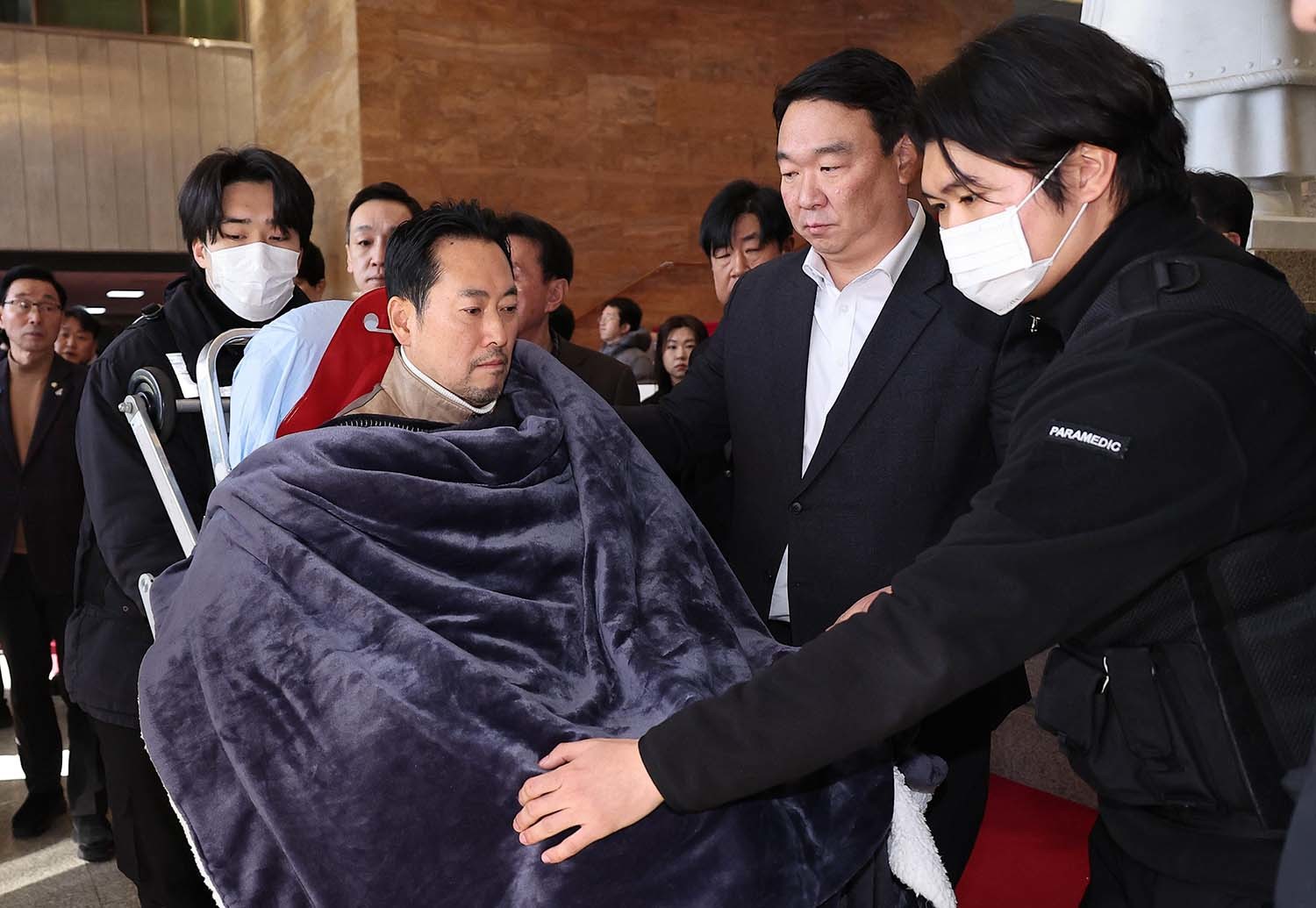 '통일교·공천헌금' 쌍특검법 수용을 촉구하며 단식을 시작한 장동혁 국민의힘 대표가 22일 서울 여의도 국회에서 단식 8일 만에 박근혜 전 대통령의 단식 중단 권고를 받아들여 병원으로 이송되고 있다. / 뉴스1