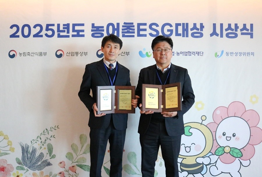 포스코스틸리온 홍진복 그룹장(왼쪽), 포스코이앤씨 김경원 그룹장이  ‘농어촌ESG실천기업’ 선정 후 기념 촬영을 하고 있다. / 포스코스틸리온 제공