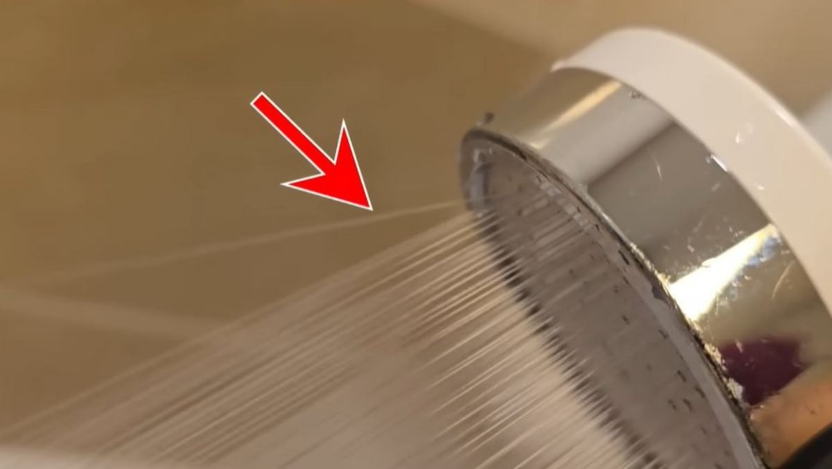 샤워기에서 한 가닥의 물줄기가 삐져나온 모습. / 유튜브 '살림하는 부산아빠'