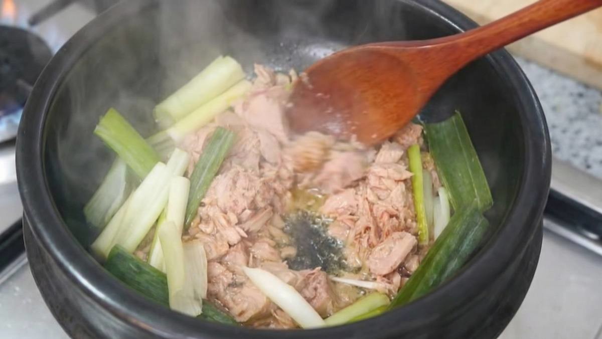 참치와 파를 볶는 모습 (AI로 제작됨)