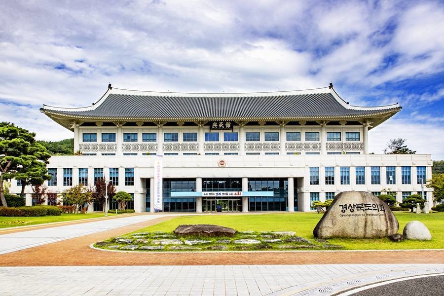 '찬반논란'이 격화하고 있는 대구경북행정통합 추진은 28일 경북도의회 임시회가 '분수령'이 될 전망이다. 사진은 경북도의회 전경/경북도의회