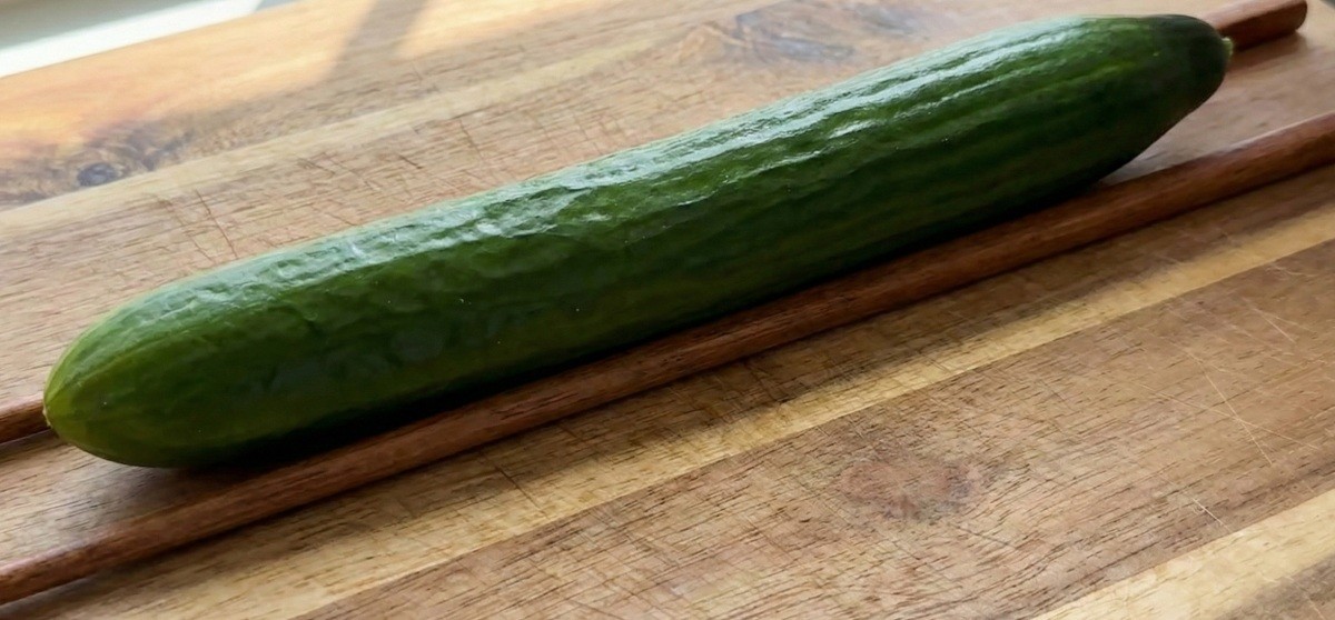 오이에 젓가락을 두고 썰면 칼집만 들어가 모양을 살릴 수 있다. AI툴로 생성한 자료사진.