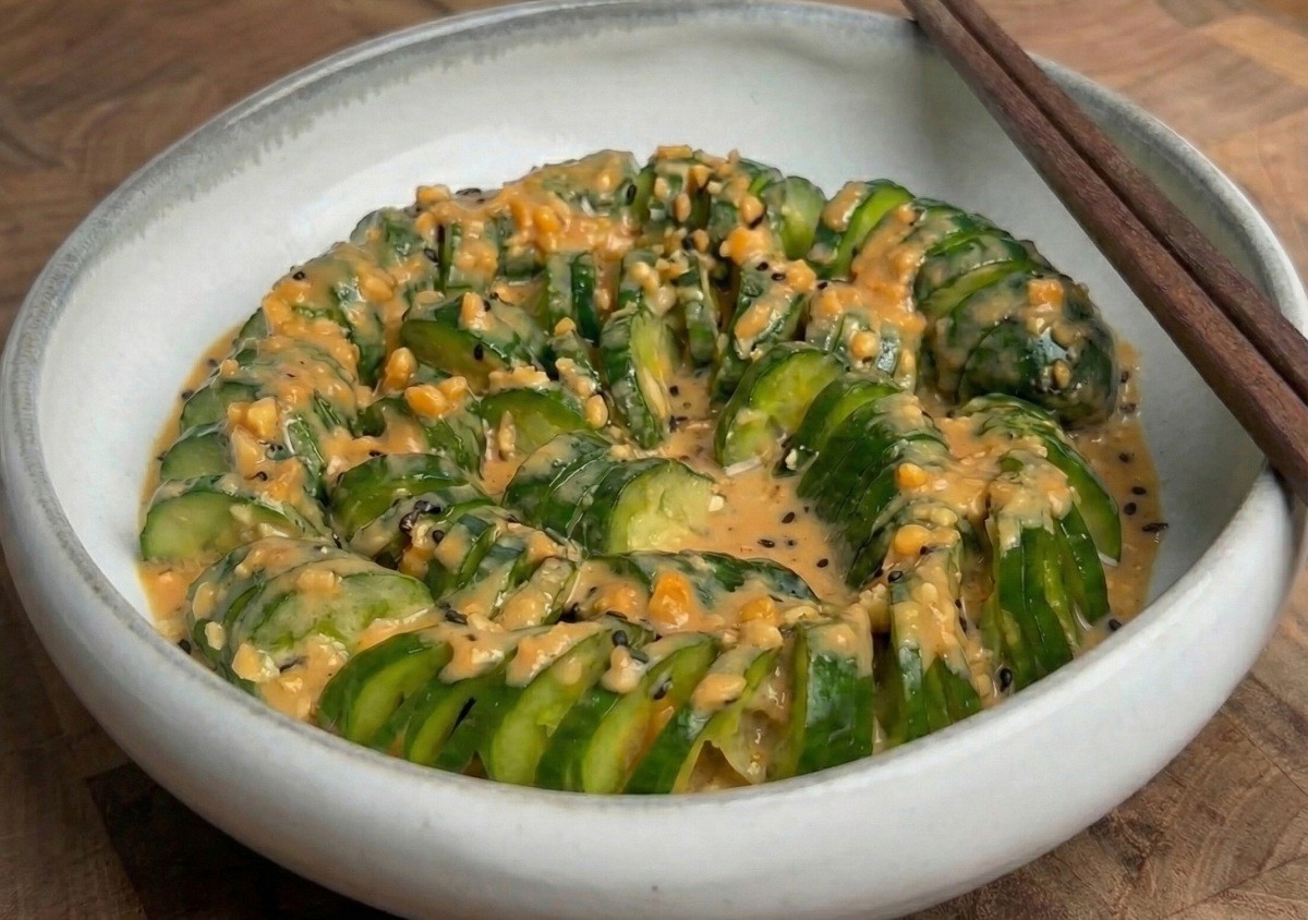 완성된 땅콩버터 오이무침. AI툴로 생성한 자료사진.