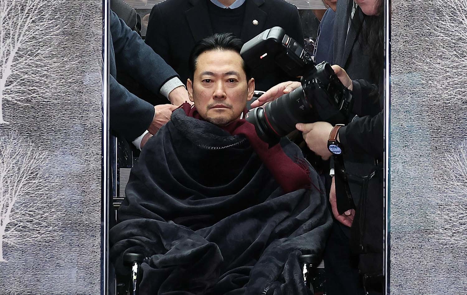 '통일교·공천헌금' 쌍특검법 수용을 촉구하며 단식을 시작한 장동혁 국민의힘 대표가 22일 서울 여의도 국회에서 단식 8일 만에 박근혜 전 대통령의 단식 중단 권고를 받아들여 병원으로 이송되고 있다. / 뉴스1