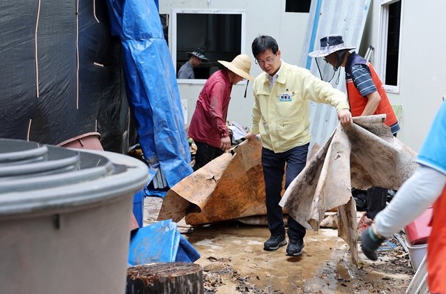박병규 광산구청장이 지난해 7월 호우 피해 복구 현장을 찾아 일손을 보태고 있다.