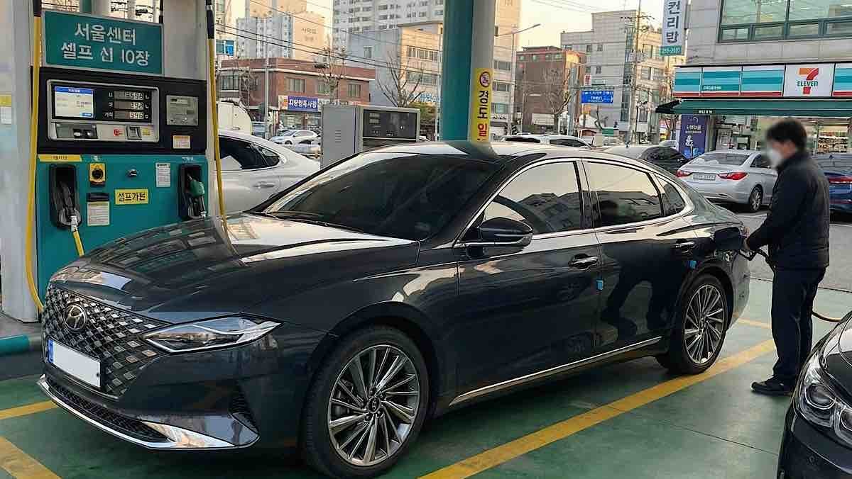 주유하는 모습 (AI로 제작됨)