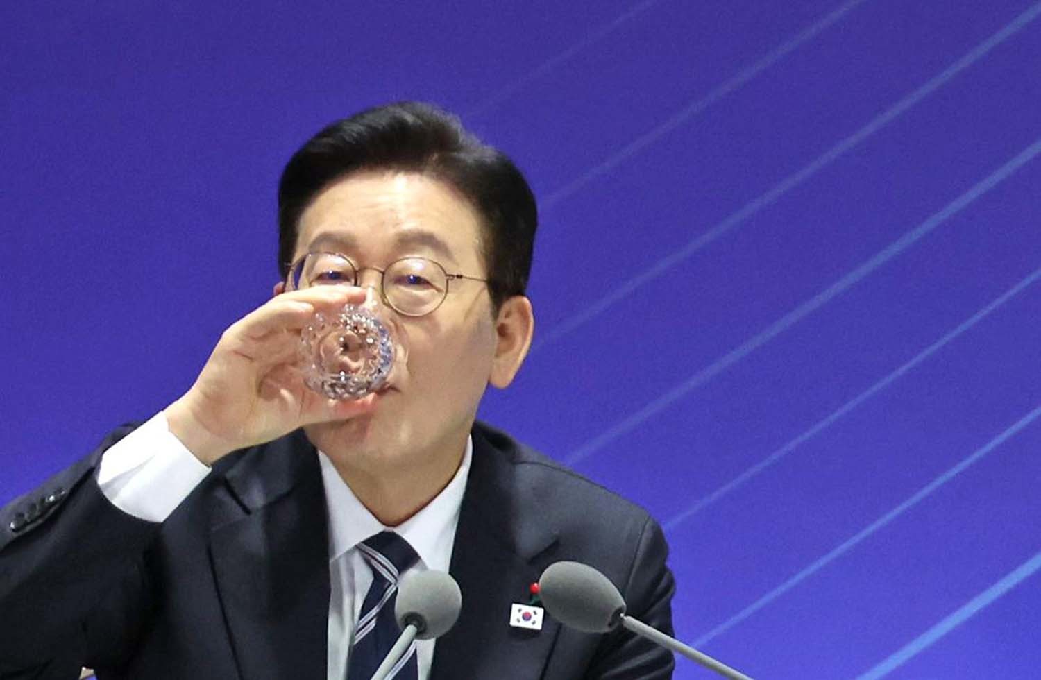 이재명 대통령이 23일 울산전시컨벤션센터에서 열린 '울산의 마음을 듣다‘ 타운홀 미팅에서 물을 마시고 있다.  / 뉴스1