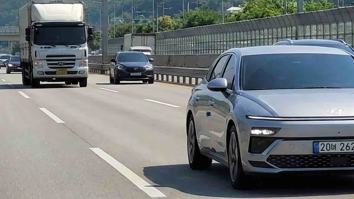 고속도로를 달리는 차들 (AI로 제작됨)