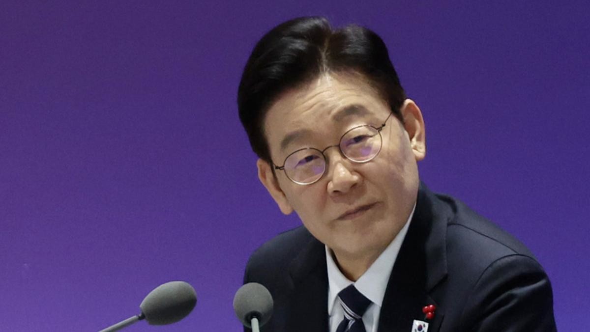 이재명 대통령이 지난 23일 울산전시컨벤션센터에서 열린 '울산의 마음을 듣다‘ 타운홀 미팅에서 참석자의 발언을 듣고 있다. / 뉴스1