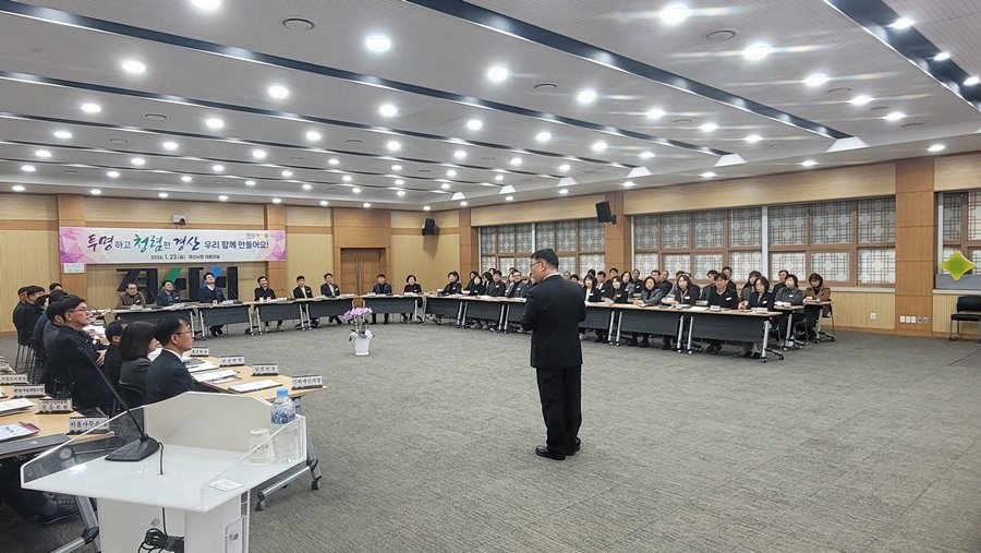 지난 23일 경산시청 대회의실에서 경산시선관위 관계자가 시청 간부공무원을 대상으로 공직선거법 교육을 진행하고 있다.  / 경산시 제공