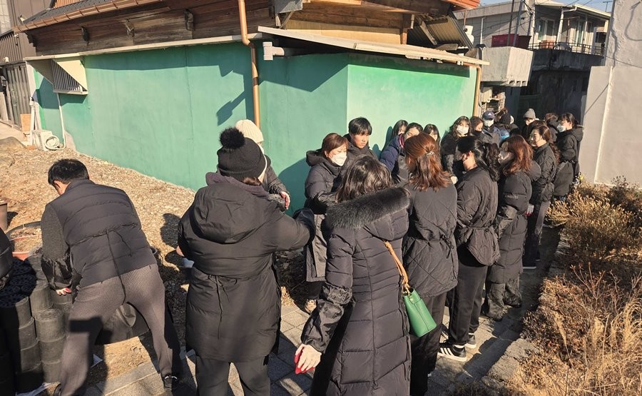 ‘사랑의 연탄나눔’ 봉사활동에 참여한 영진사이버대학교 사회복지계열, 봉사단이 연탄을 배달하고 있다. / 영진사이버대 제공