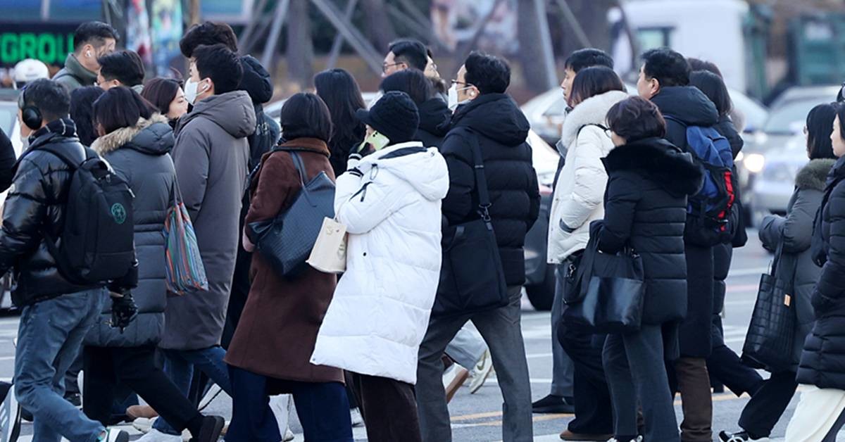 출근길 시민들이 발걸음을 재촉하고 있다 / 뉴스1